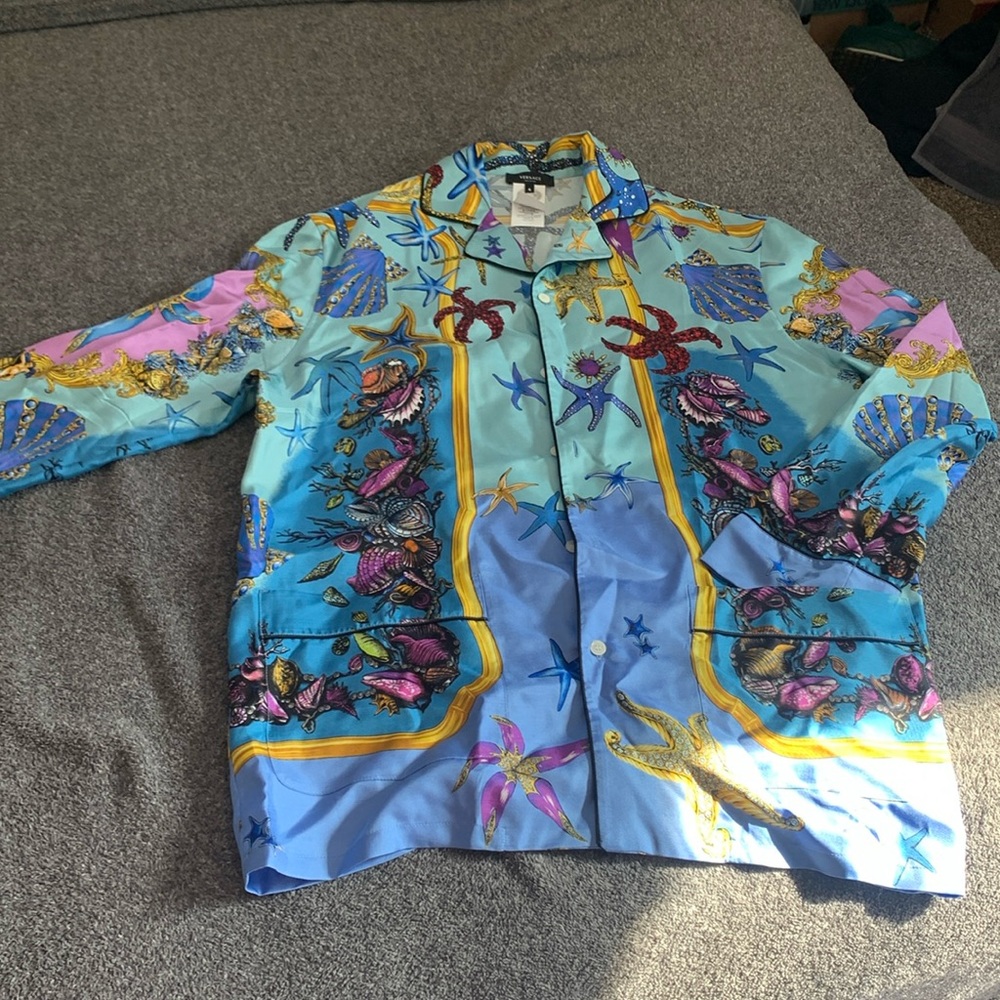 Fantastic VESACE Shirt Long sleeves with packet for men, ideal for any occasion.